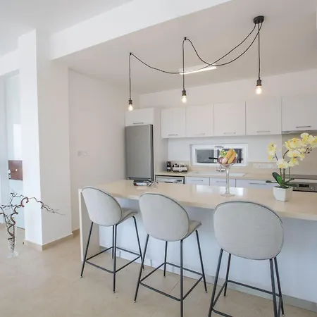 3-schlafzimmer-villa Mit Privatem Pool Im Zentrum By Interhome