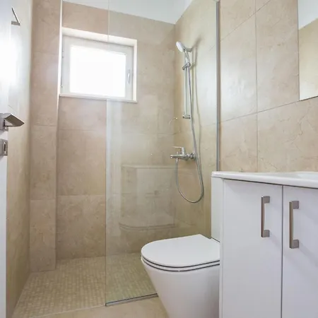 3-schlafzimmer-villa Mit Privatem Pool Im Zentrum By Interhome