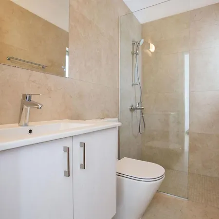 3-schlafzimmer-villa Mit Privatem Pool Im Zentrum By Interhome