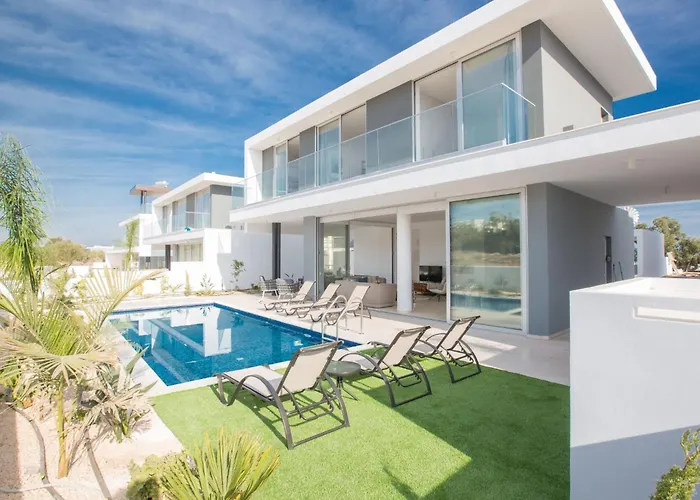 3-schlafzimmer-villa Mit Privatem Pool Im Zentrum By Interhome プロタラス