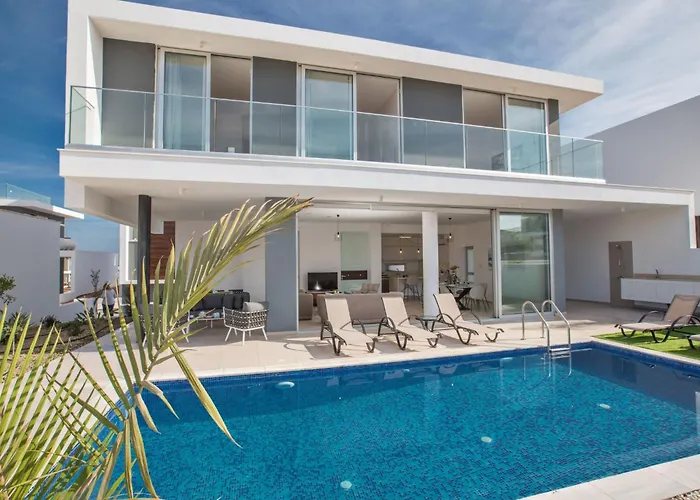 3-schlafzimmer-villa Mit Privatem Pool Im Zentrum By Interhome プロタラス