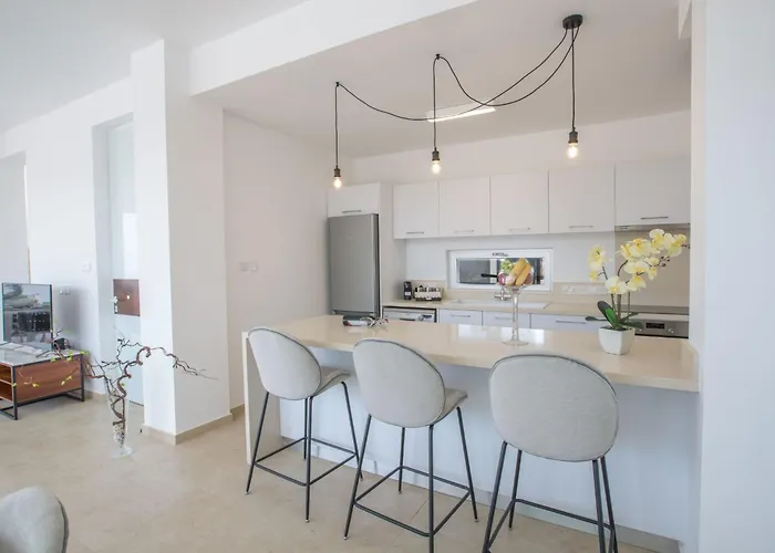 3-schlafzimmer-villa Mit Privatem Pool Im Zentrum By Interhome