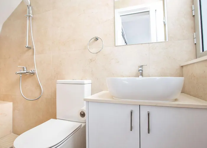 3-schlafzimmer-villa Mit Privatem Pool Im Zentrum By Interhome *