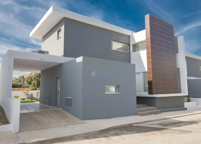 3-schlafzimmer-villa Mit Privatem Pool Im Zentrum By Interhome