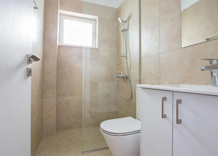 3-schlafzimmer-villa Mit Privatem Pool Im Zentrum By Interhome