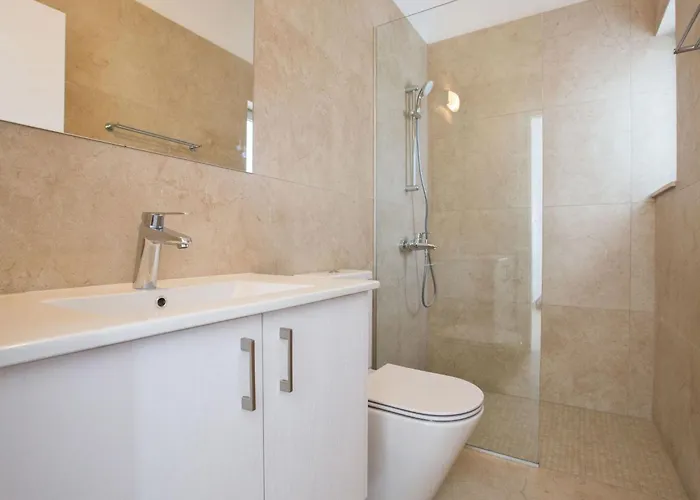 3-schlafzimmer-villa Mit Privatem Pool Im Zentrum By Interhome